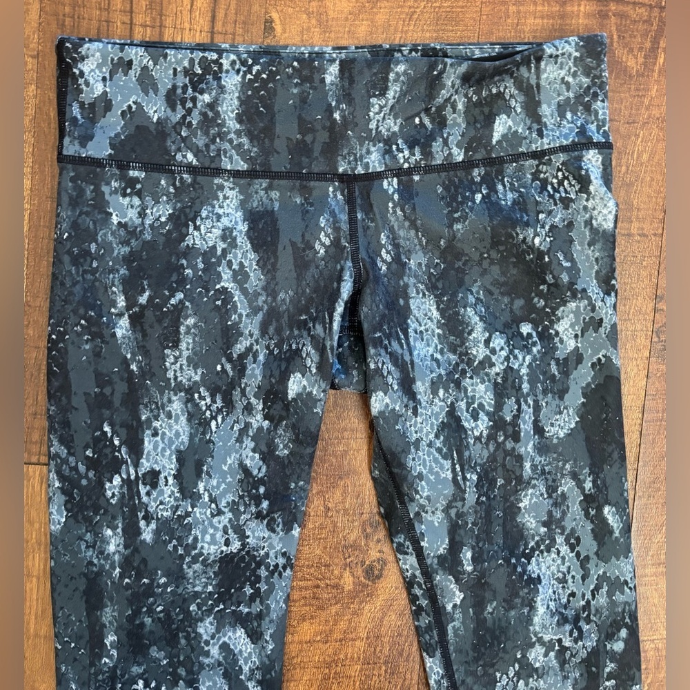 Alo Airbrush Python Snake Print Cropped Women’s L… - image 3